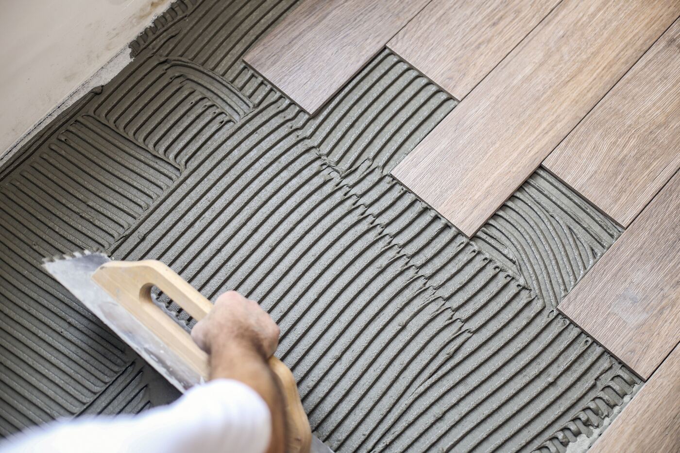 Artisan carreleur sur un chantier