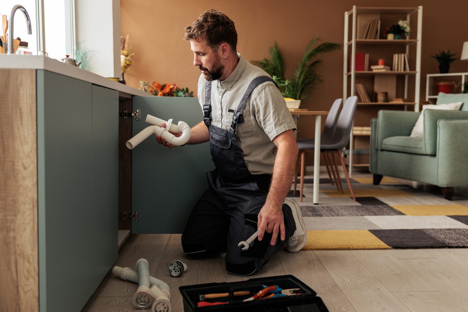 Artisan plombier au travail